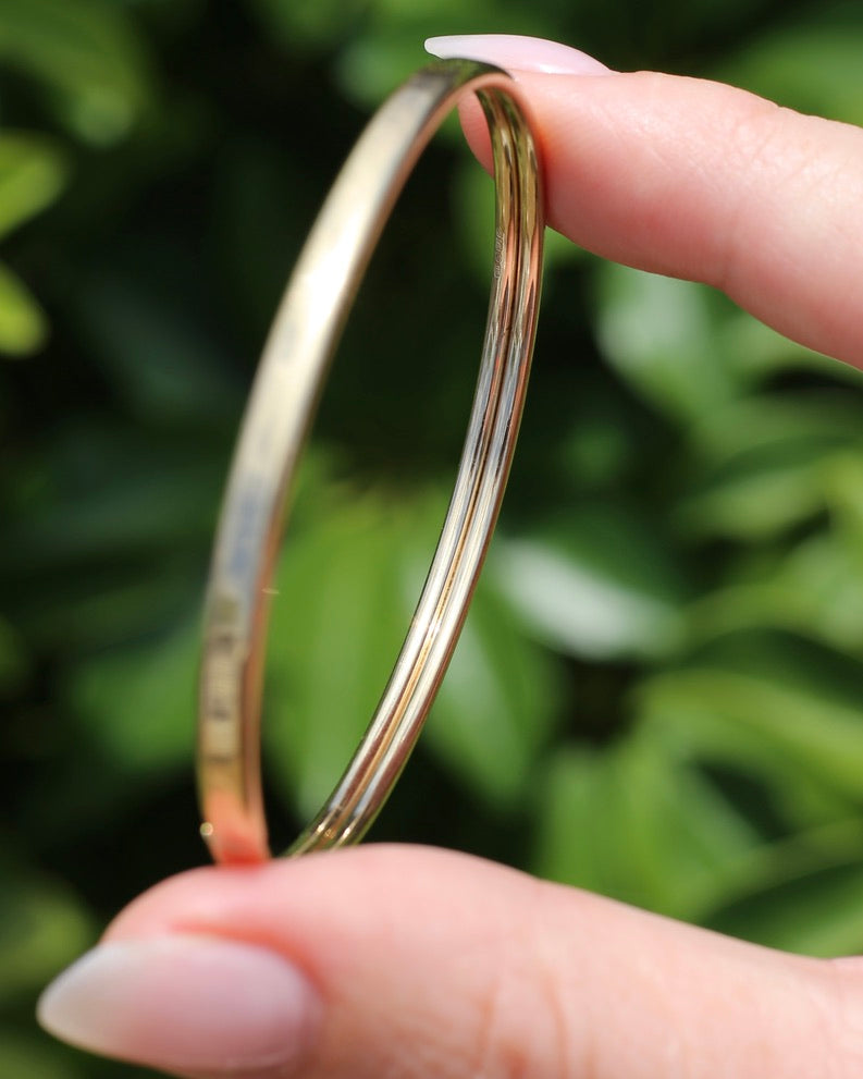 Oval 9ct Coil Bangle, British Made, 9ct Yellow Gold (the slightly rosier gold of the two), 5.38g