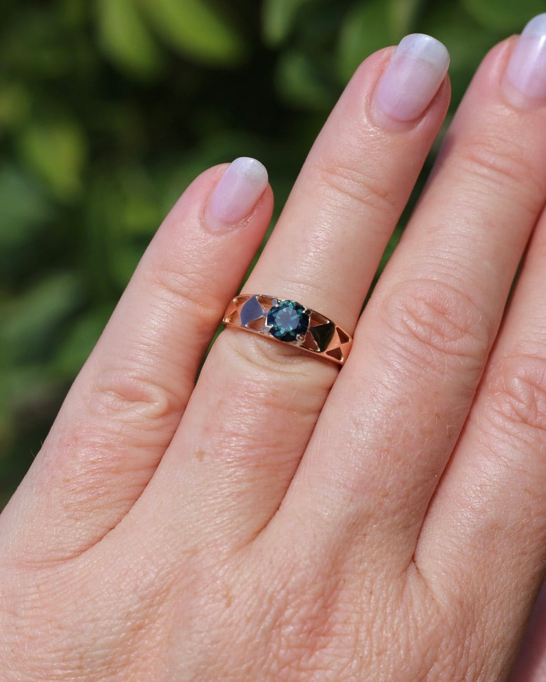 1ct Natural Teal Australian Sapphire in Hand Carved 14ct Rosey Gold Ring, size M or 6.25, 3.14g