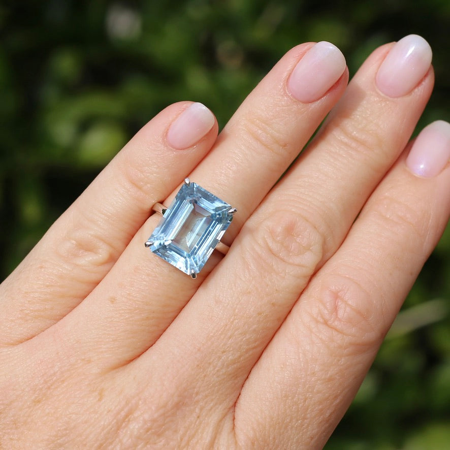 Stunning 15.41ct Emerald Cut Blue Topaz in 14ct White Gold Ring, size L or 5.5