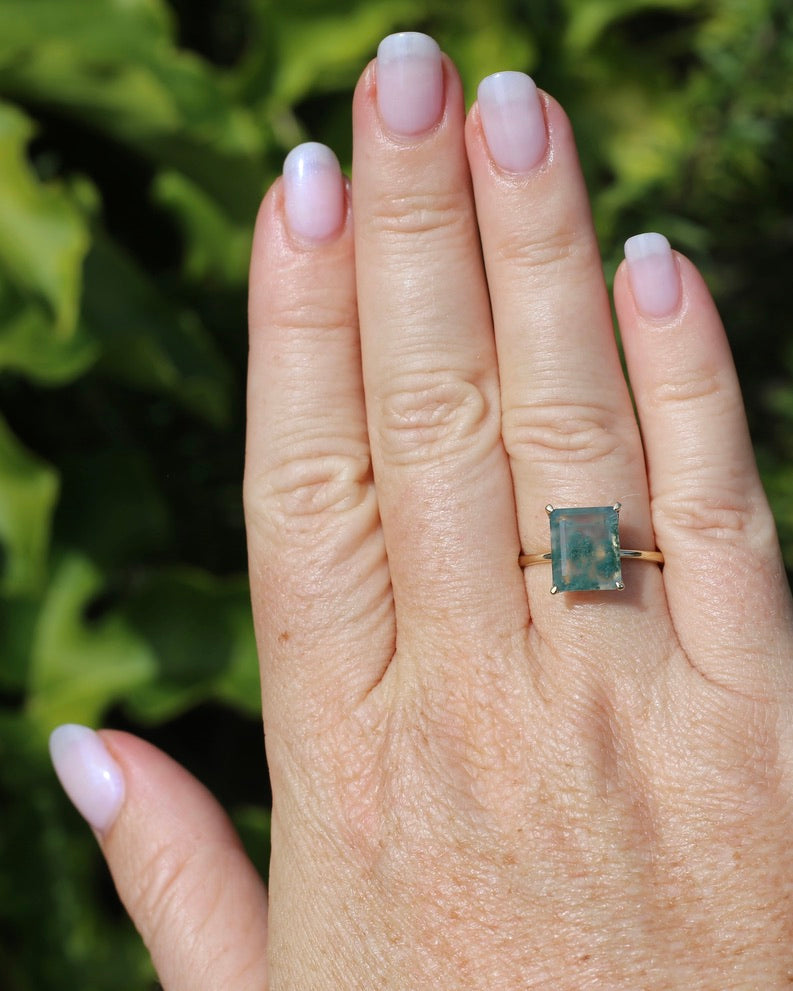 3.7ct Emerald Cut Moss Agate Ring, 9ct Yellow Gold, size Q1/2 or 8.25, 3.0g