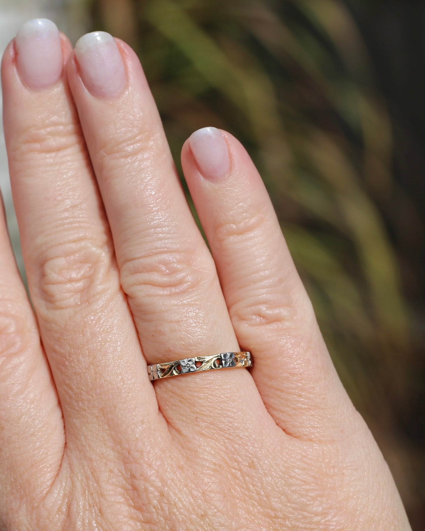 Pristine Vintage Mixed Metal Floral Wedder, 18ct Yellow and White Gold, size 8 or just over P1/2