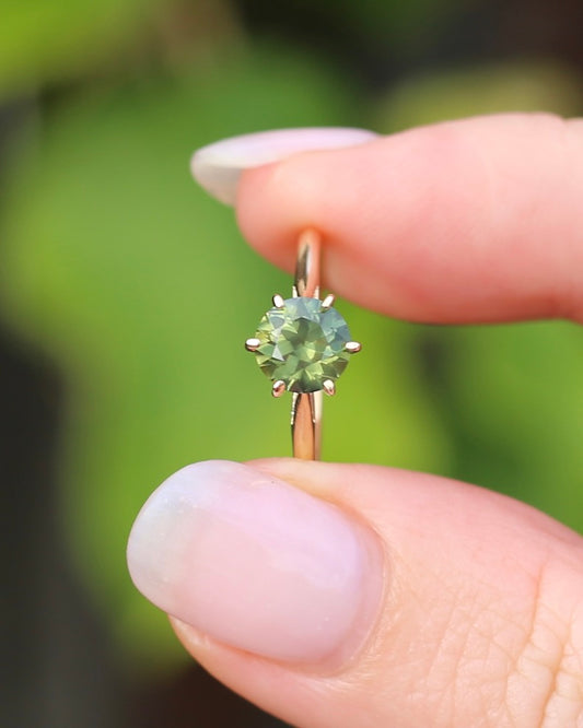 1.38ct Deep Yellowish Green Sapphire 6 Claw Ring, 14ct Yellow Gold, size 7 or just under O, 1.62g, with valuation