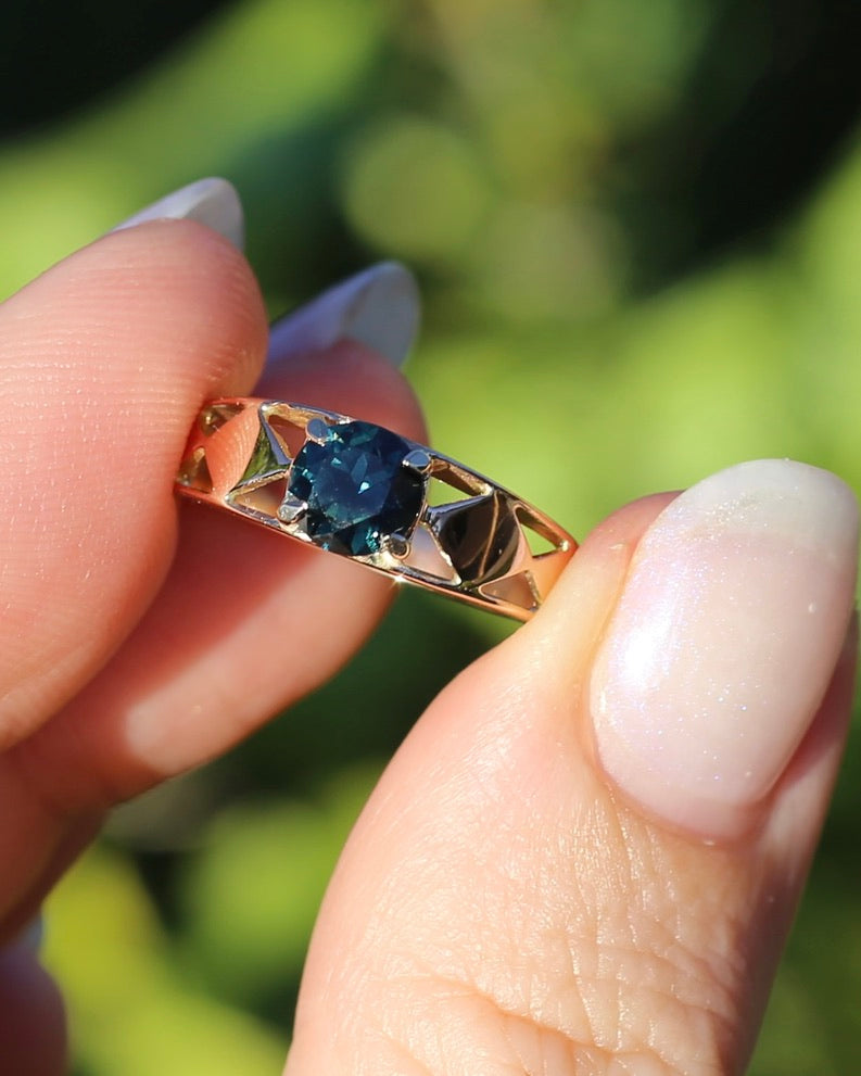 1ct Natural Teal Australian Sapphire in Hand Carved 14ct Rosey Gold Ring, size M or 6.25, 3.14g