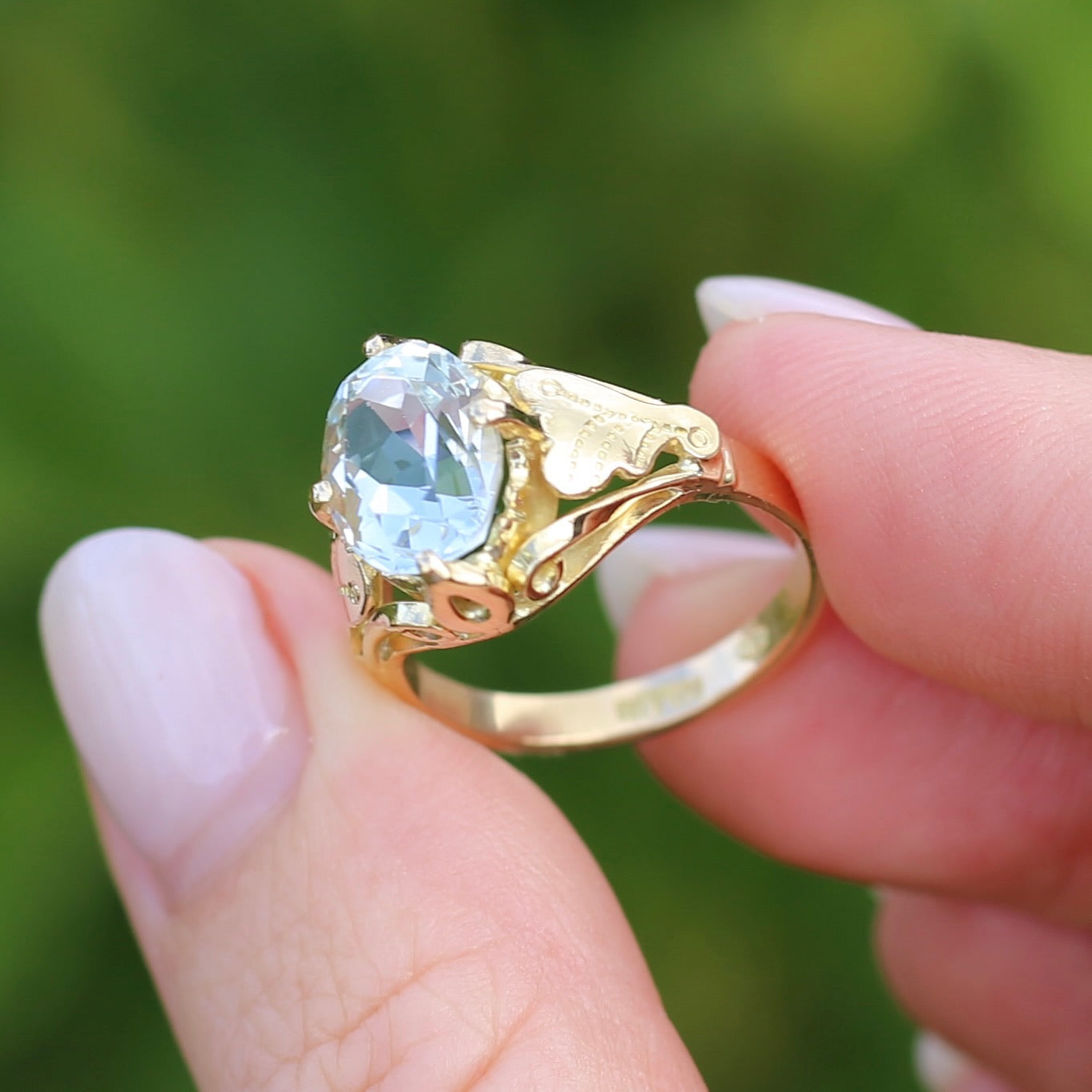 3.26ct Oval Natural Aquamarine in Hand Crafted 18ct Yellow Gold Ring, size P or 7.5, with Valuation