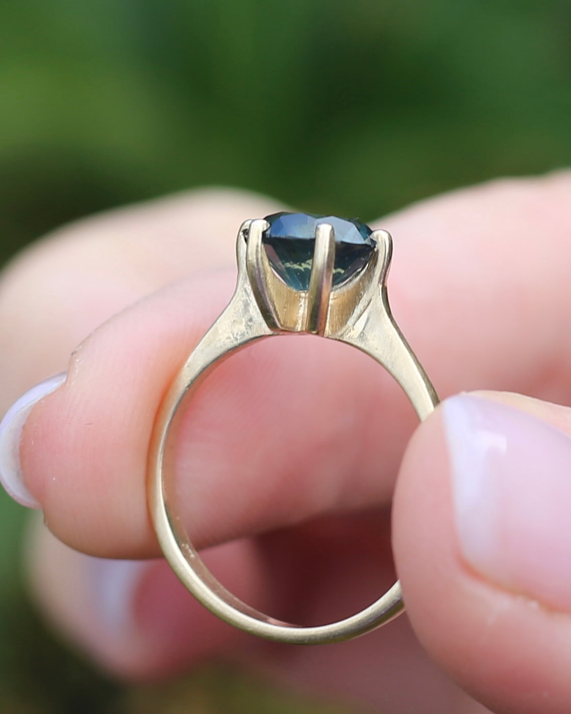 2.95ct Unheated Parti Sapphire Solitaire, 9ct Yellow Gold, size O or 7.5, 3.05g