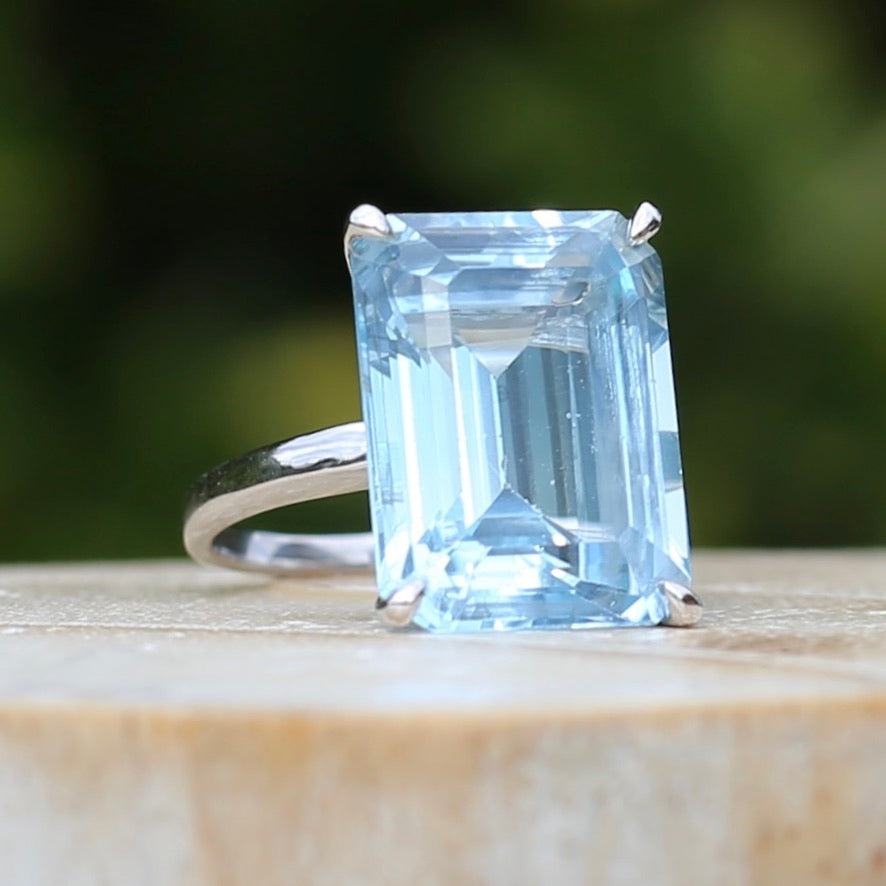 Stunning 15.41ct Emerald Cut Blue Topaz in 14ct White Gold Ring, size L or 5.5