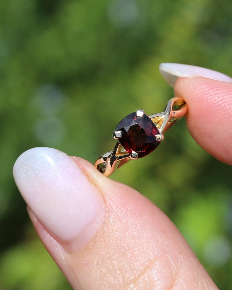 1.35ct Cushion Cut Deep Red Natural Spinel, 18ct Yellow Gold, size M1/2 or just under 6.5, 3.75g