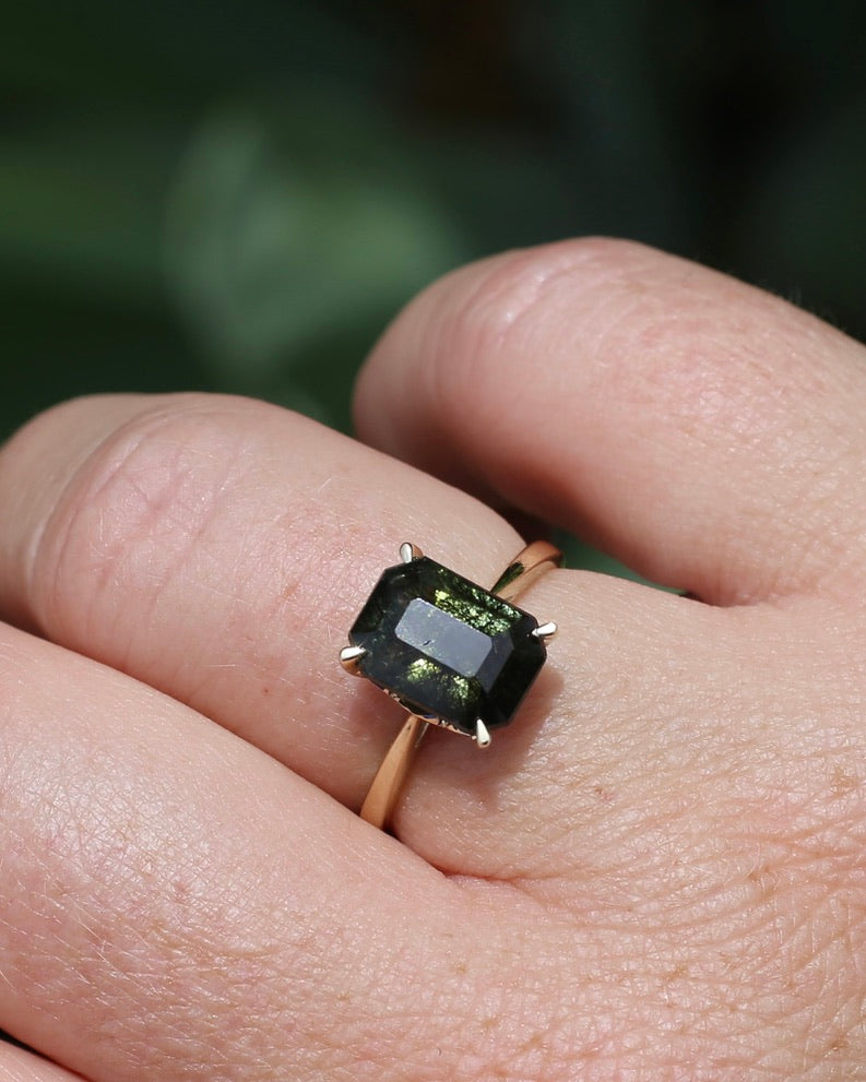 Unique Emerald Cut Ludwigite Peridot Ring, 4 claw, 9ct Yellow Gold, size O or 7.25, 2.87g