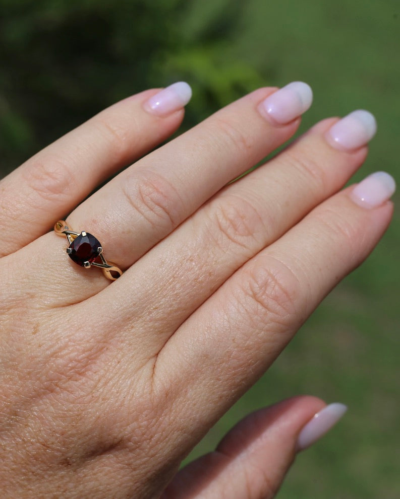 1.35ct Cushion Cut Deep Red Natural Spinel, 18ct Yellow Gold, size M1/2 or just under 6.5, 3.75g