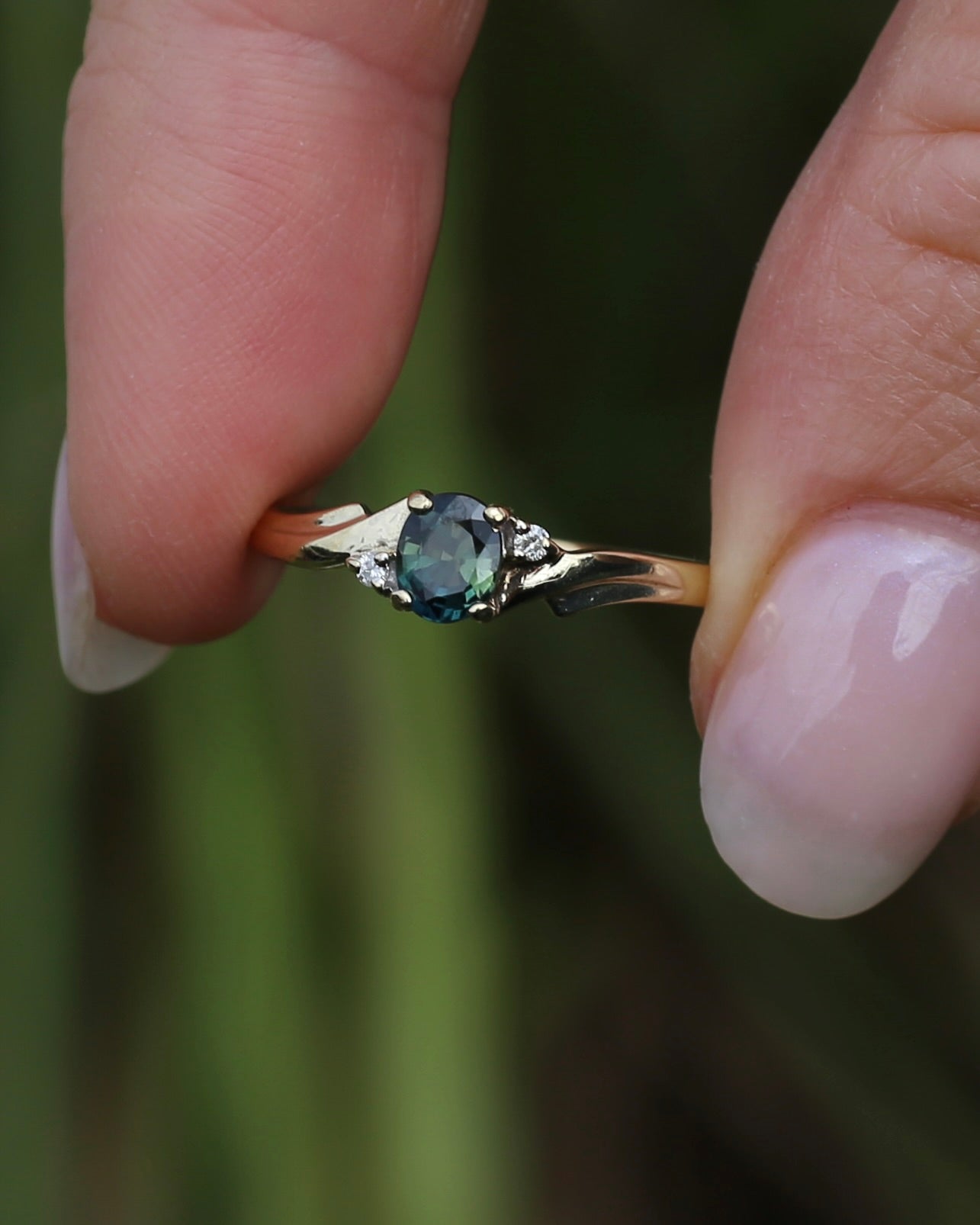 0.5ct Parti Sapphire with Diamond Side Stones, 9ct Yellow Gold, size O or 7.25, 1.48g