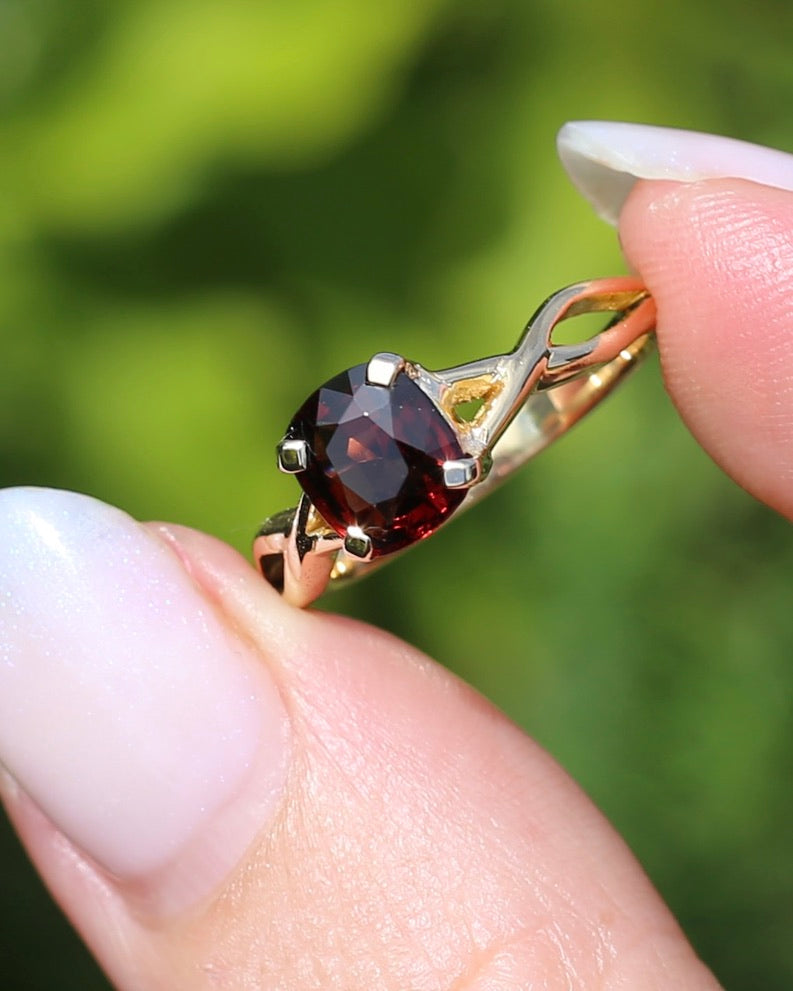 1.35ct Cushion Cut Deep Red Natural Spinel, 18ct Yellow Gold, size M1/2 or just under 6.5, 3.75g
