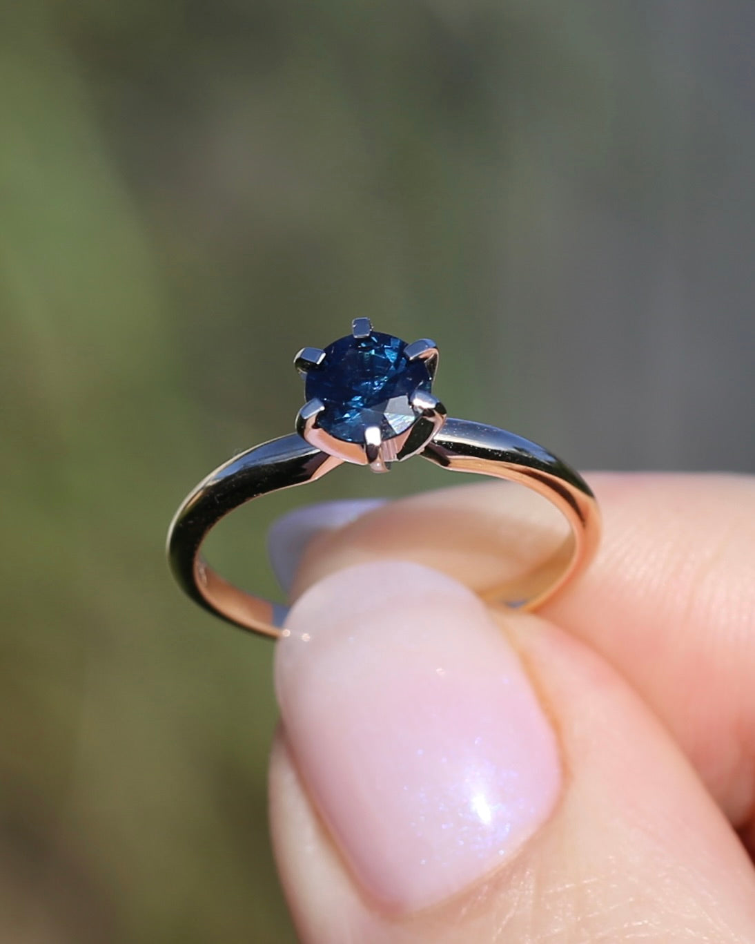 0.8ct Natural Teal Blue Sapphire in 14ct 6 Claw White Gold Setting on 14ct Yellow Gold Band, size N1/2 or just under 7, 2.51g