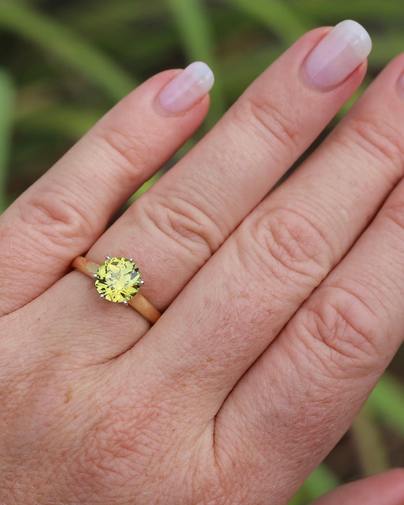 Breathtaking 2.59ct Natural Greenish Yellow Sapphire in Vintage 6 claw Mixed Metal 14ct Gold, 14ct White and Yellow Gold, size O or just over 7, 3.61g, with valuation