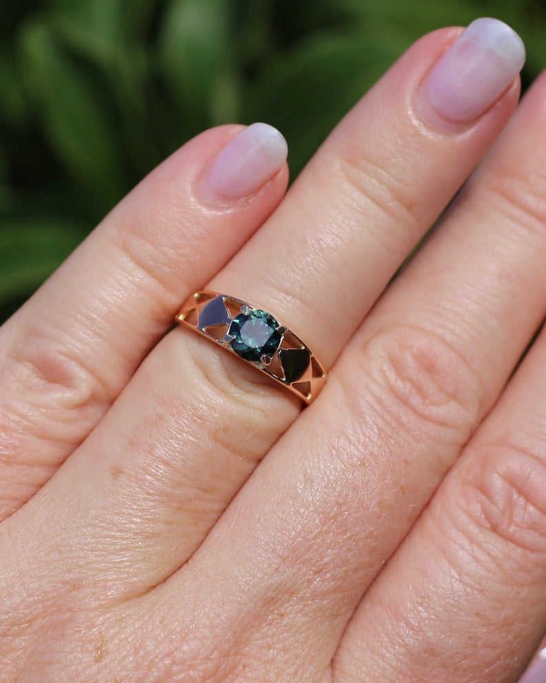 1ct Natural Teal Australian Sapphire in Hand Carved 14ct Rosey Gold Ring, size M or 6.25, 3.14g