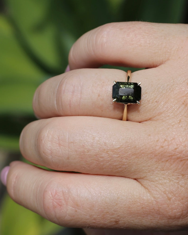 Unique Emerald Cut Ludwigite Peridot Ring, 4 claw, 9ct Yellow Gold, size O or 7.25, 2.87g