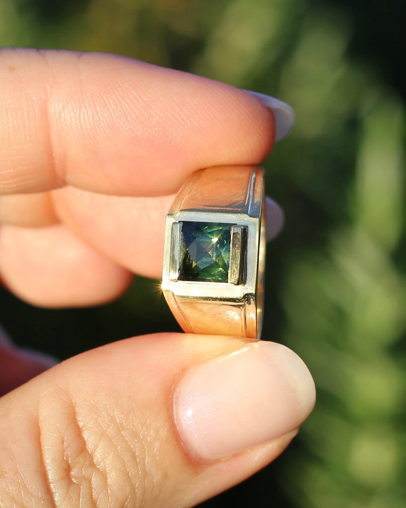 Circa 1950s 2.05ct Natural Unheated Parti Sapphire Signet Ring, 18ct Yellow Gold, size T1/2 or just under 10, 6.59g