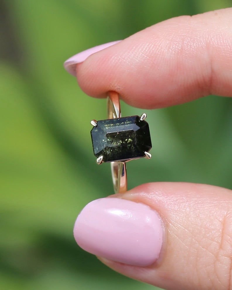 Unique Emerald Cut Ludwigite Peridot Ring, 4 claw, 9ct Yellow Gold, size O or 7.25, 2.87g