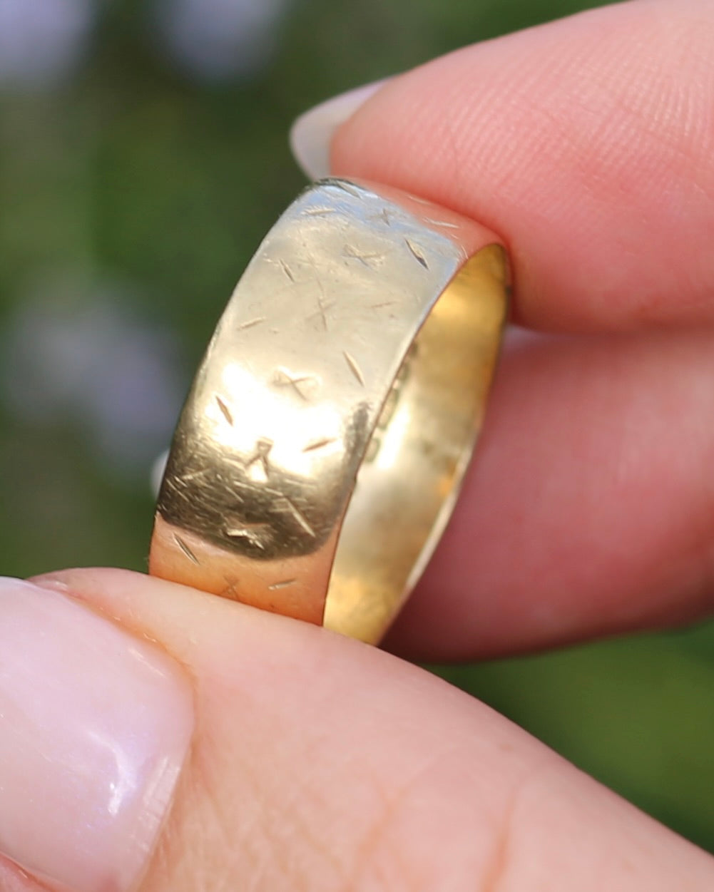 1977 London Made Wide Band with Diamond Cut Pattern, 9ct Yellow Gold, size W or 11 (fits more like a U-U1/2 due to width, 4.75g