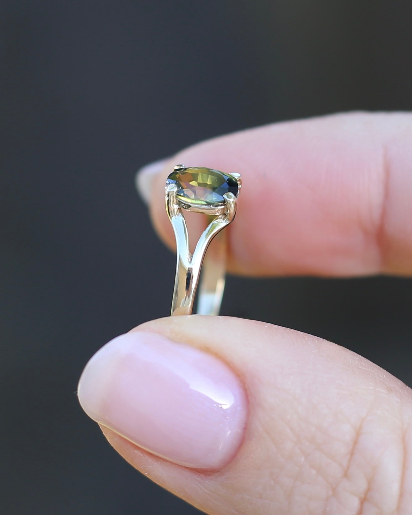 1.15ct Oval Parti Sapphire Split Shoulder Solitarie Ring, 9ct Yellow Gold, size O1/2 or 7.5, 1.59g