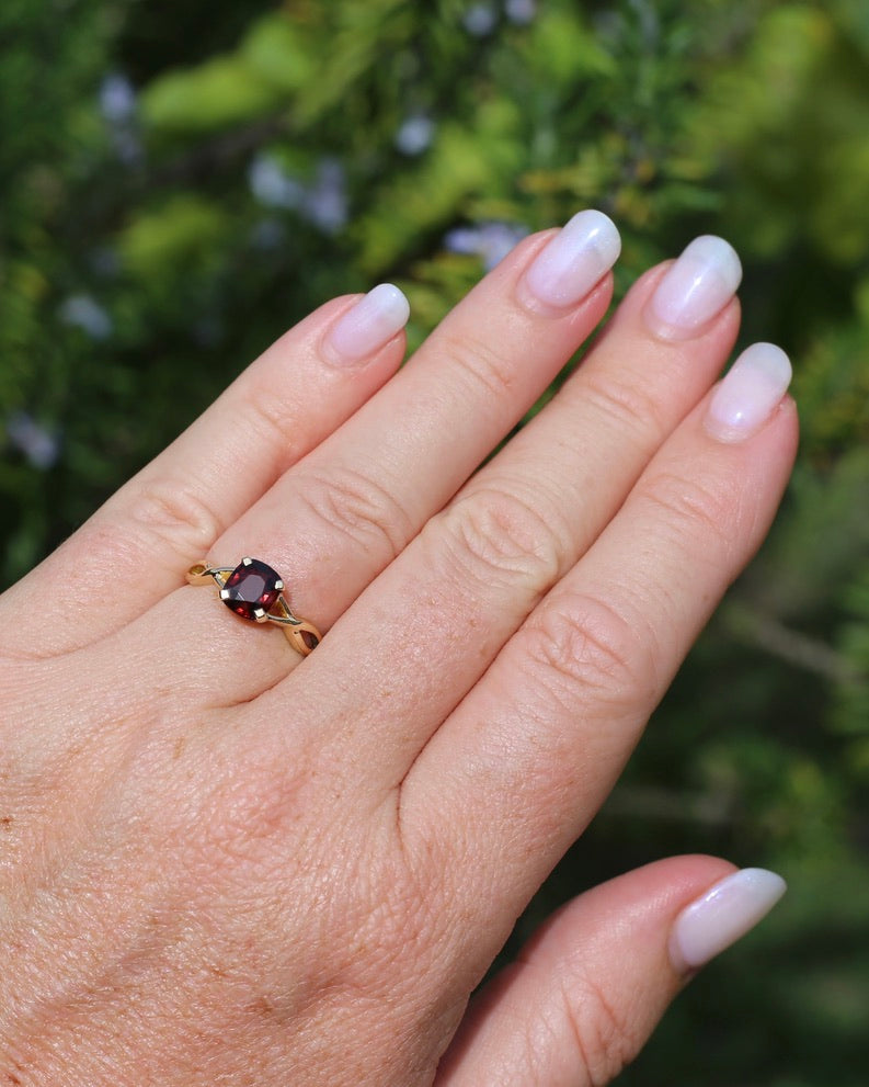 1.35ct Cushion Cut Deep Red Natural Spinel, 18ct Yellow Gold, size M1/2 or just under 6.5, 3.75g