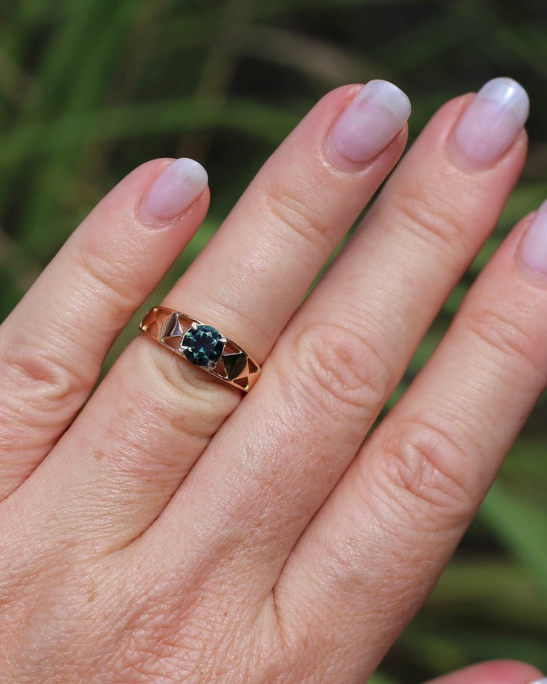 1ct Natural Teal Australian Sapphire in Hand Carved 14ct Rosey Gold Ring, size M or 6.25, 3.14g