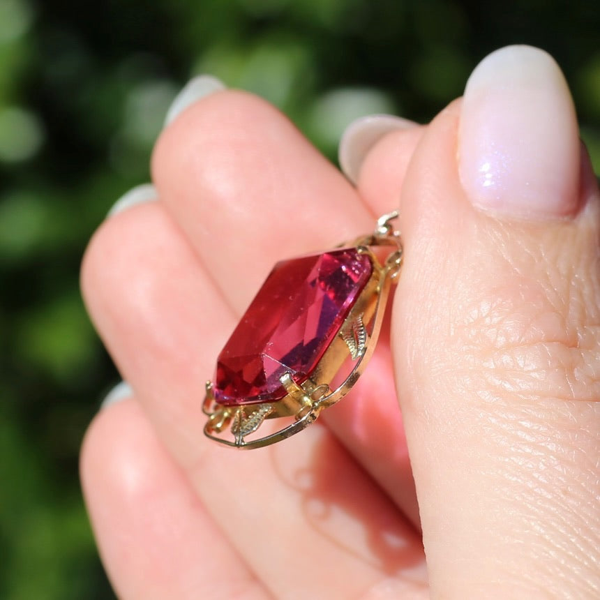 Circa 1930s-1950s Pink Paste Pendant in Decorative 9ct Gold Leaf Surround, 4.95g