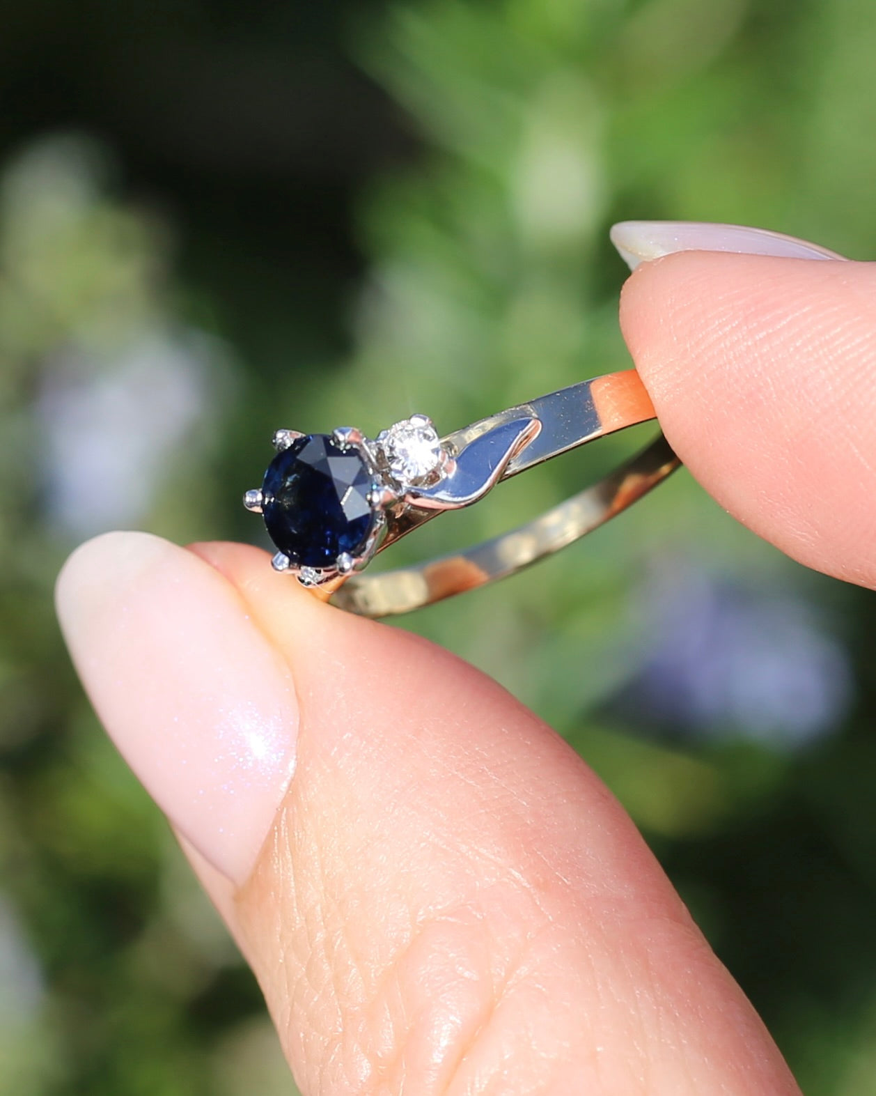 1ct Dark Blue Natural Sapphire with White Side Stones, 9ct Yellow and White Gold, size 9 or S, 2.23g
