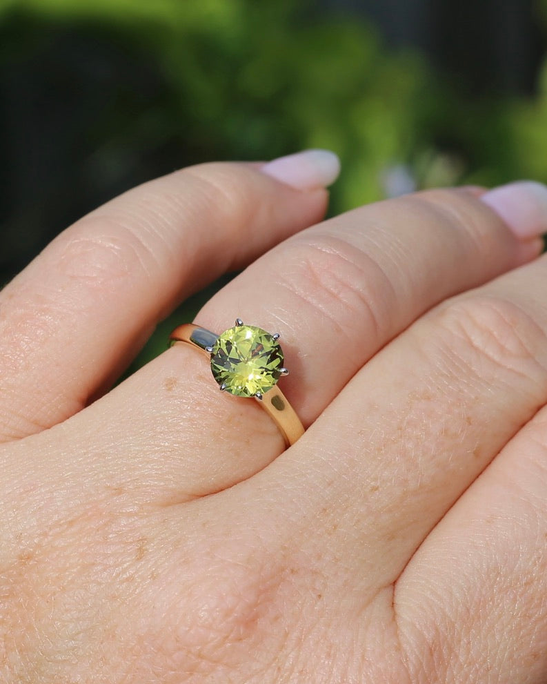 Breathtaking 2.59ct Natural Greenish Yellow Sapphire in Vintage 6 claw Mixed Metal 14ct Gold, 14ct White and Yellow Gold, size O or just over 7, 3.61g, with valuation