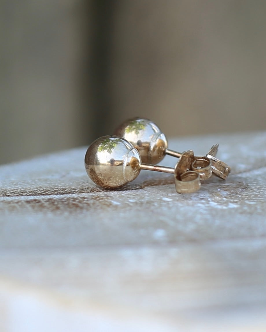 6mm 9ct yellow gold ball studs, 0.37g