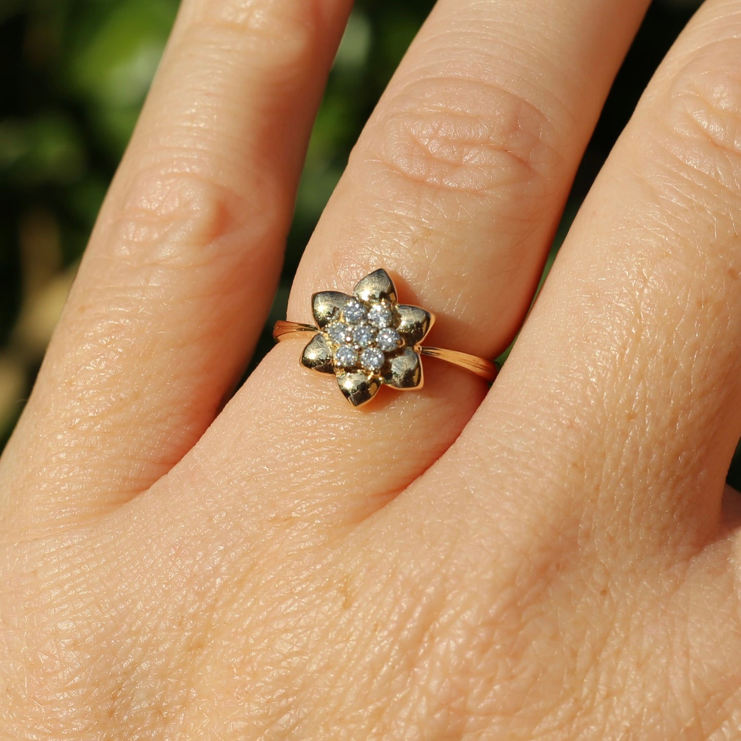 18ct Gold Flower with Diamond Stamens, 18ct Yellow Gold, size O or just over 7