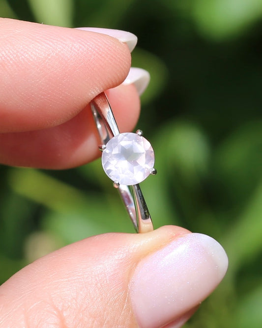 1.35ct Rose Quartz Solitaire, Sterling Silver, size Q1/2 or just under 8.5, 2.14g
