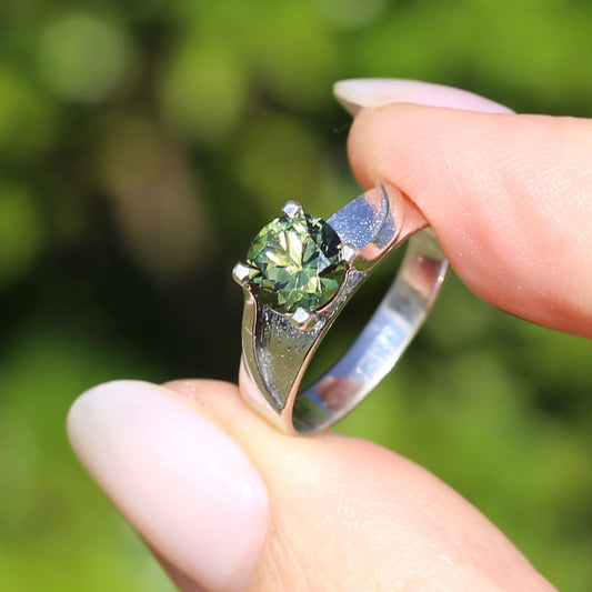 Vintage Circa 1970s 1.42ct Natural Green Sapphire Ring, 9ct White Gold, size N or 6.75 with valuation