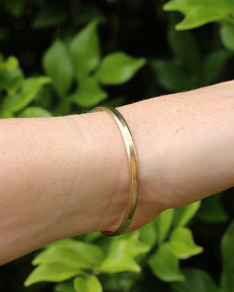 Oval 9ct Coil Bangle, British Made, 9ct Yellow Gold (the slightly rosier gold of the two), 5.38g