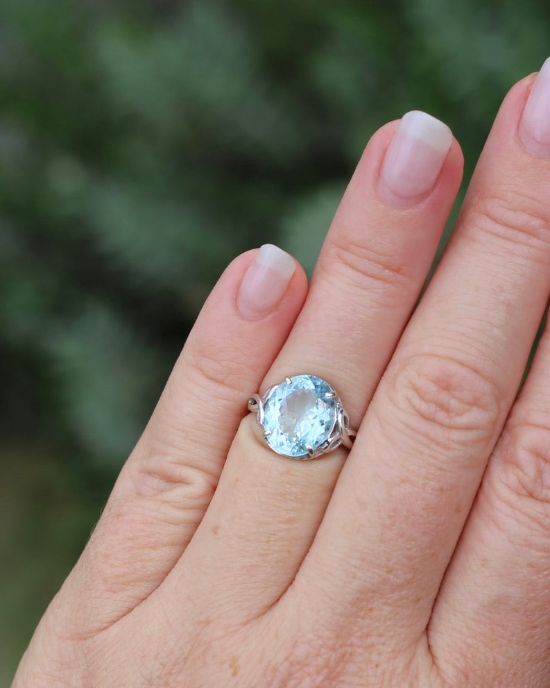 3.2ct Oval Natural Aquamarine in Celtic Inspired 18ct White Gold Ring, size L1/2 or 6, 3.11g