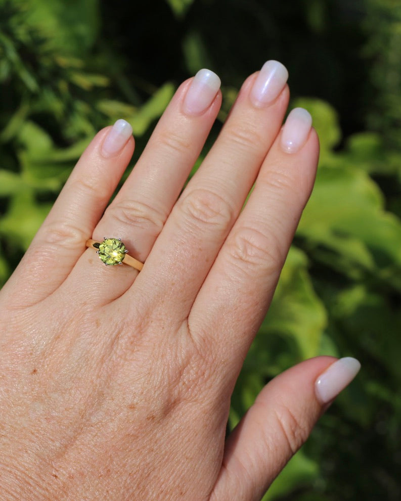 Breathtaking 2.59ct Natural Greenish Yellow Sapphire in Vintage 6 claw Mixed Metal 14ct Gold, 14ct White and Yellow Gold, size O or just over 7, 3.61g, with valuation