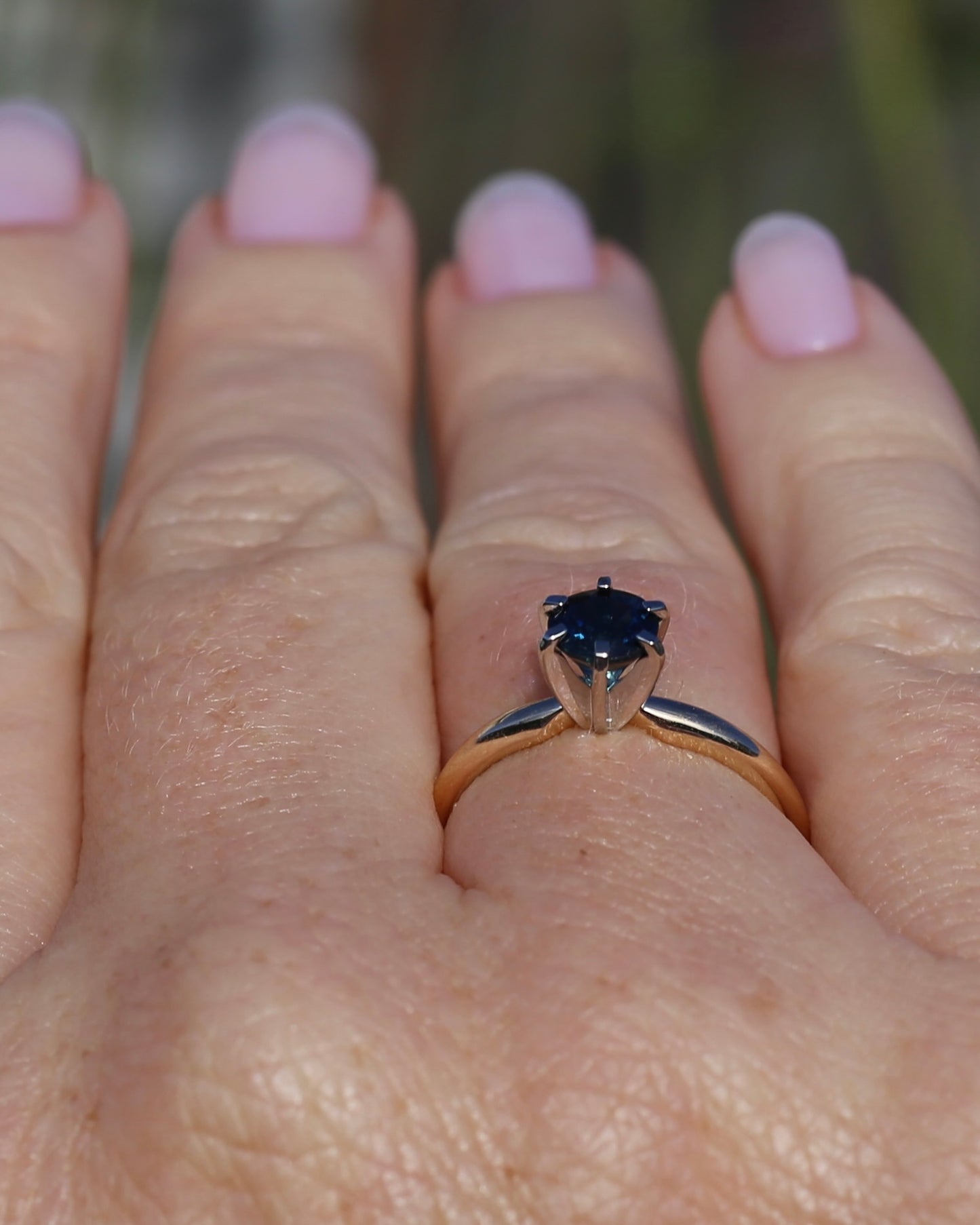 0.8ct Natural Teal Blue Sapphire in 14ct 6 Claw White Gold Setting on 14ct Yellow Gold Band, size N1/2 or just under 7, 2.51g