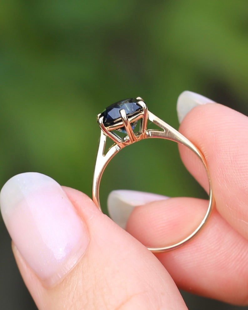 Vintage 2.44ct Blue Parti Ring, 14ct Yellow Gold, size O or 7.25, 2.49g with valuation