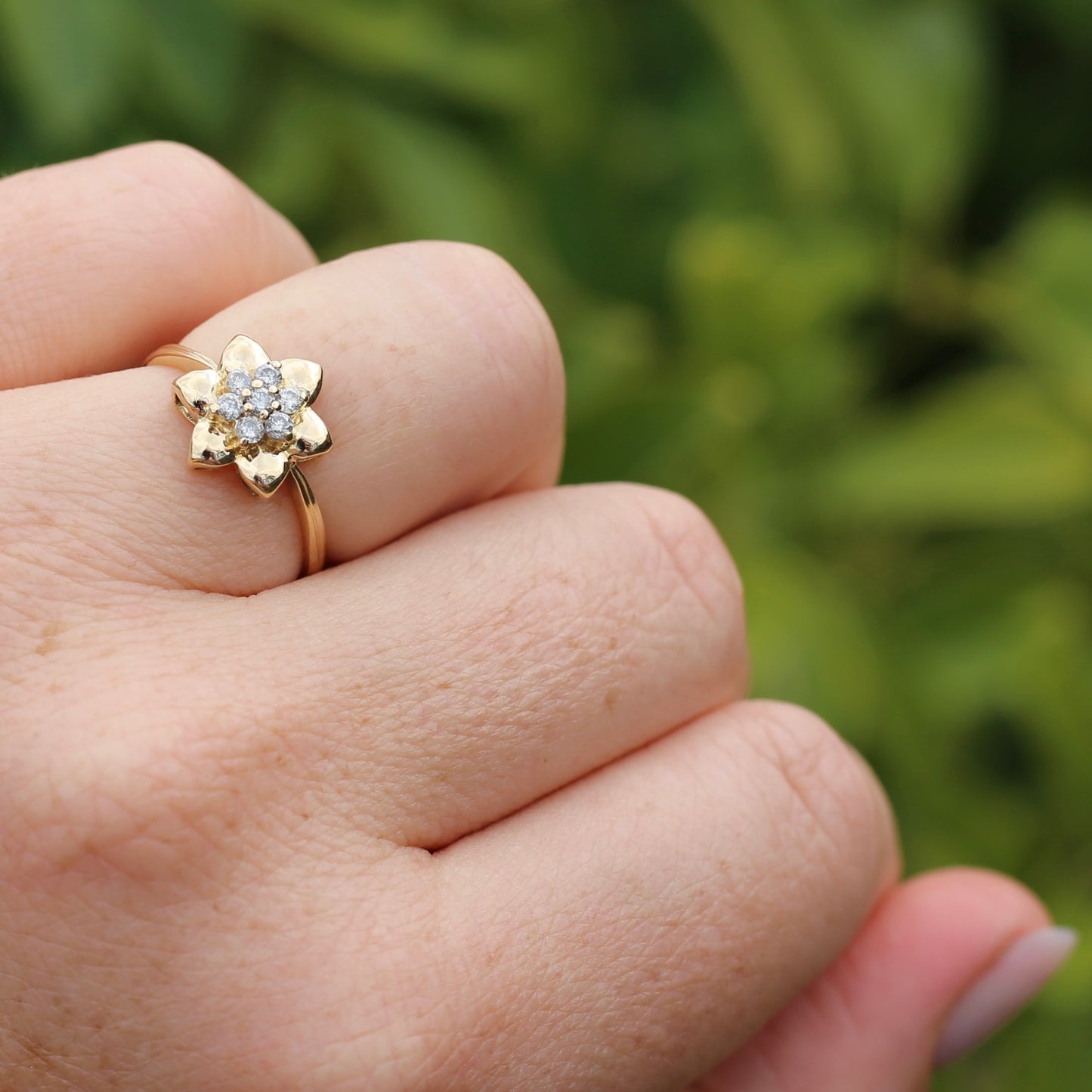 18ct Gold Flower with Diamond Stamens, 18ct Yellow Gold, size O or just over 7