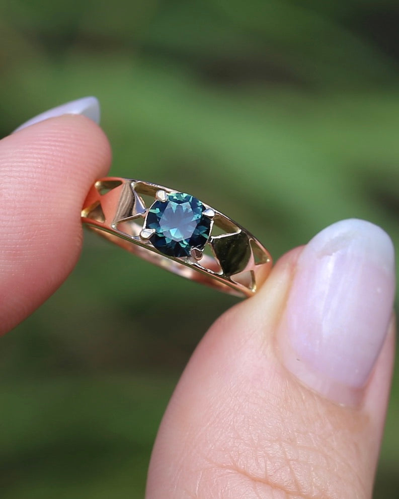 1ct Natural Teal Australian Sapphire in Hand Carved 14ct Rosey Gold Ring, size M or 6.25, 3.14g