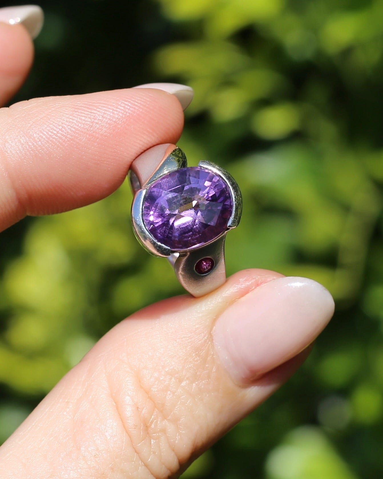 Harlequin Cut Oval Amethyst and Ruby Ring with Brushed Finish and Gold Plating Detail, 9.1g, size P1/2 or 8