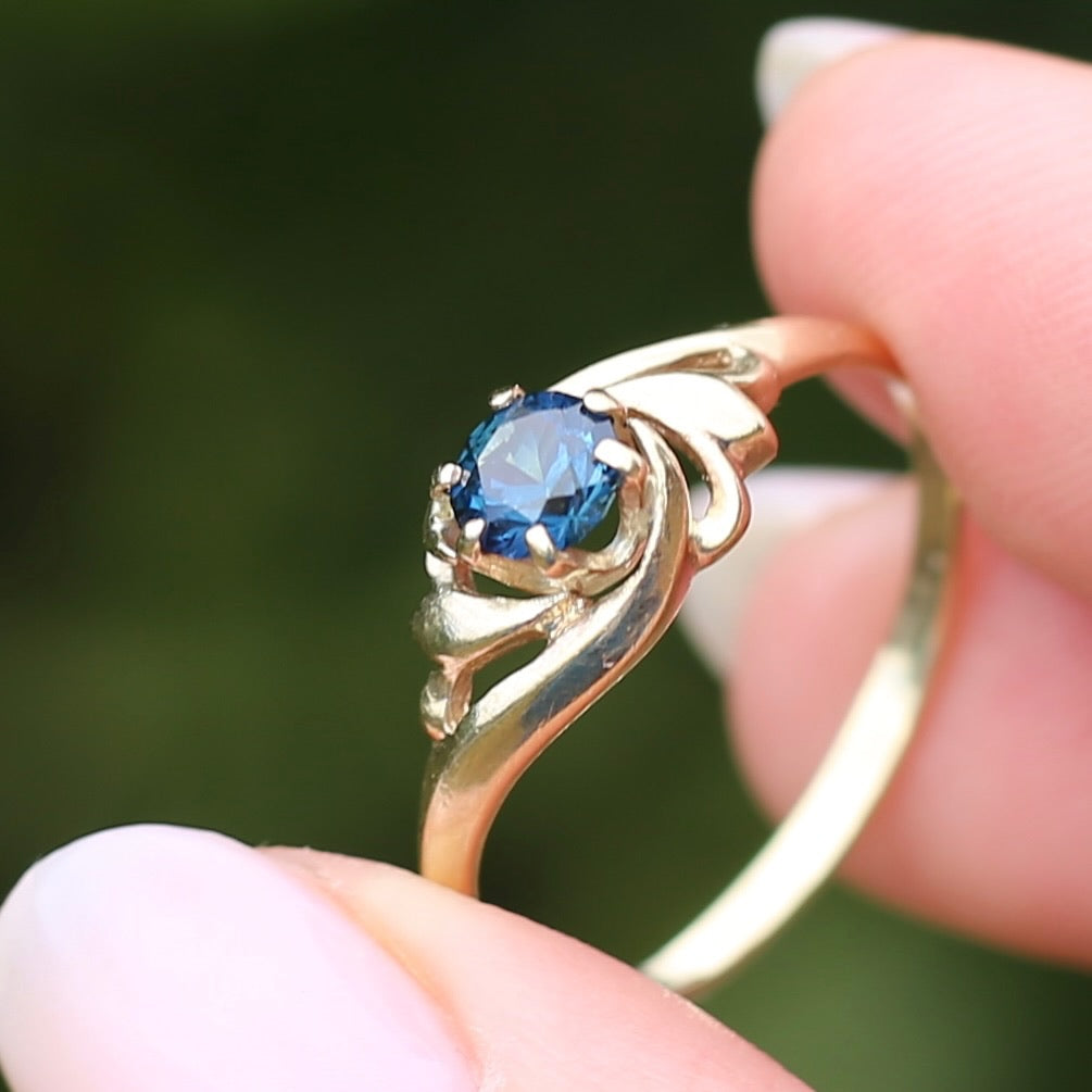 Peacock Parti Sapphire Ring, 9ct Yellow Gold, size 10 or U