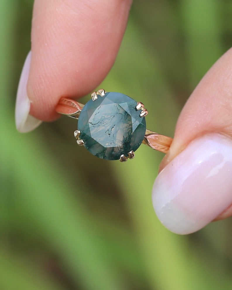 3ct Round Moss Agate Double Claw Set Ring, 9ct Yellow Gold, size N or 6.75, 4.11g
