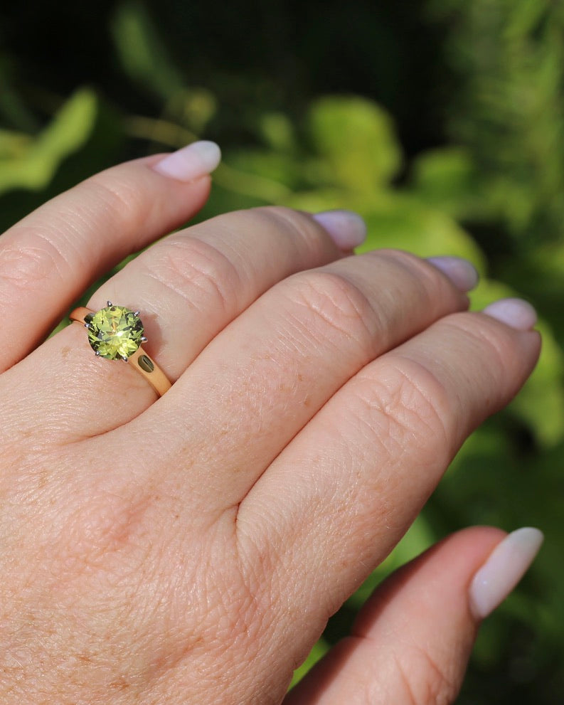 Breathtaking 2.59ct Natural Greenish Yellow Sapphire in Vintage 6 claw Mixed Metal 14ct Gold, 14ct White and Yellow Gold, size O or just over 7, 3.61g, with valuation