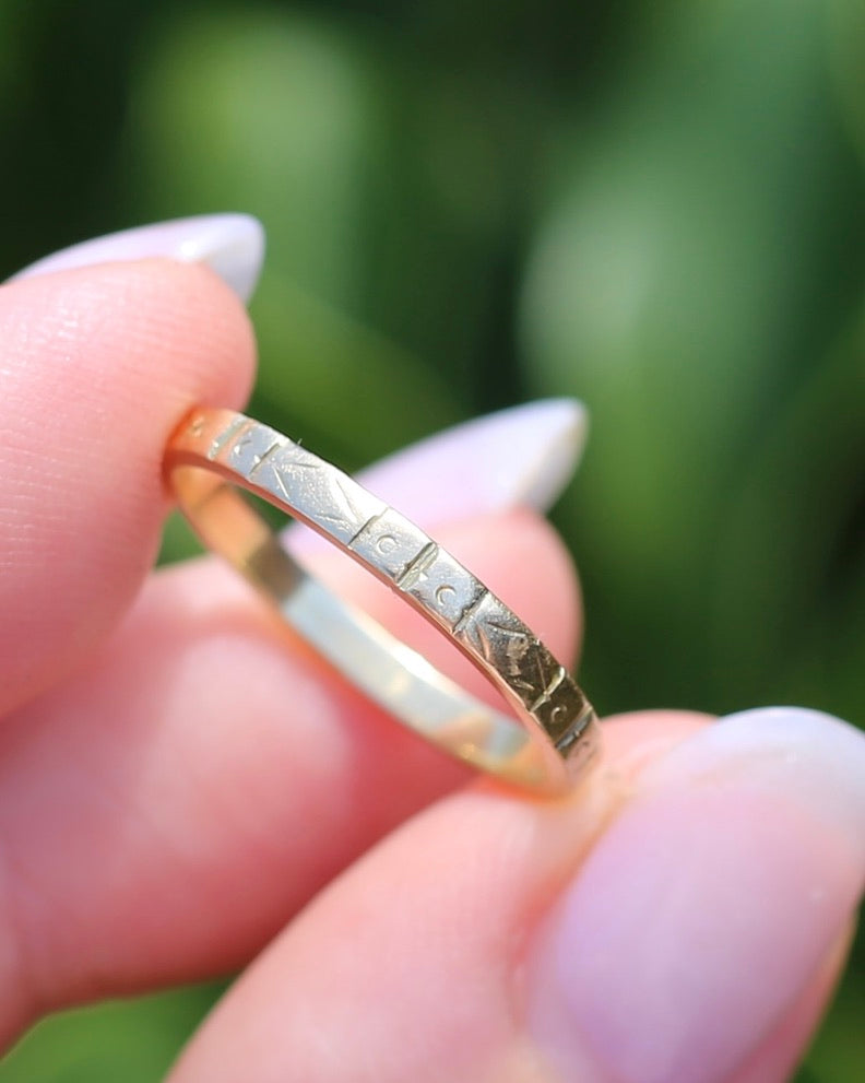 Early Australian "APEX" Patterned Wedder by Rodd and co., 18ct Yellow Gold, size O or 7.25, 2.3g