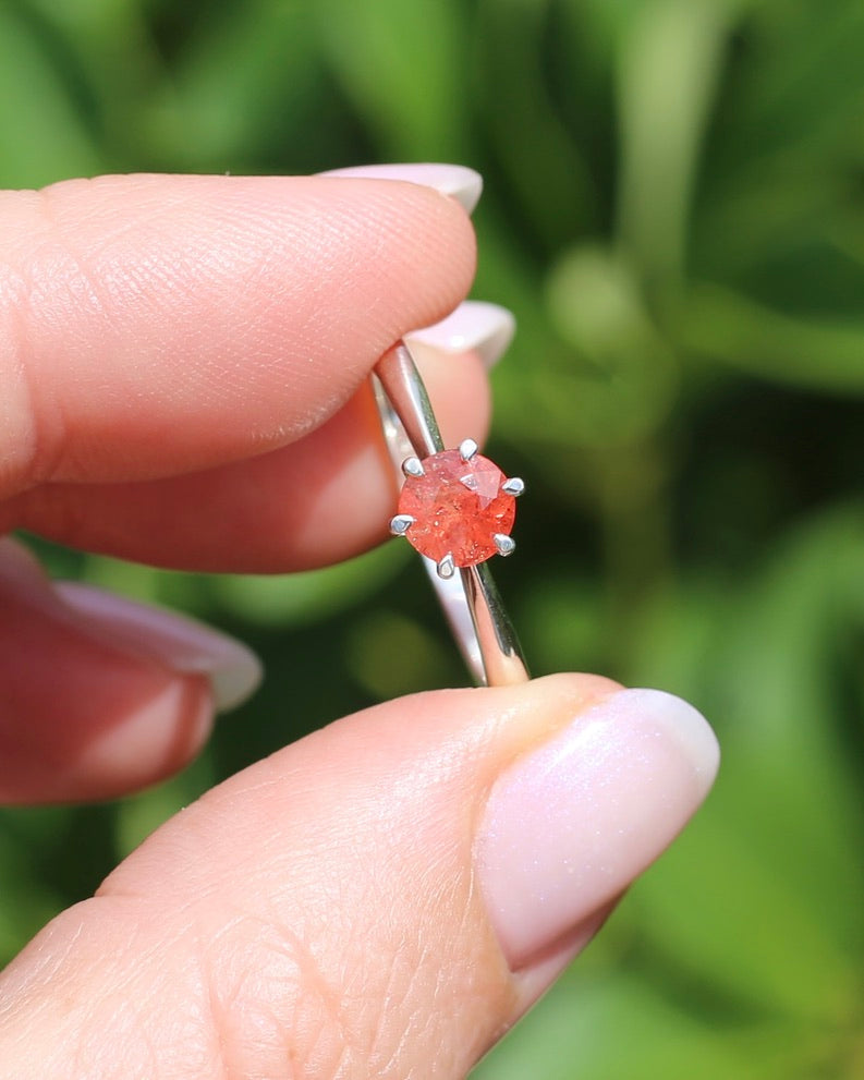 0.9ct Peach Spinel in 6 Claw Solitaire Ring, Sterling Silver, size Q1/2 or 8.25, 1.94g