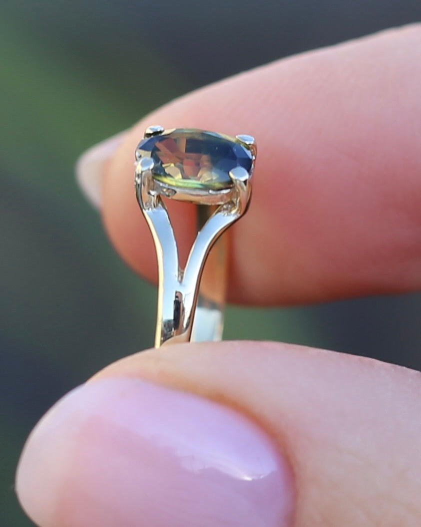 1.15ct Oval Parti Sapphire Split Shoulder Solitarie Ring, 9ct Yellow Gold, size O1/2 or 7.5, 1.59g