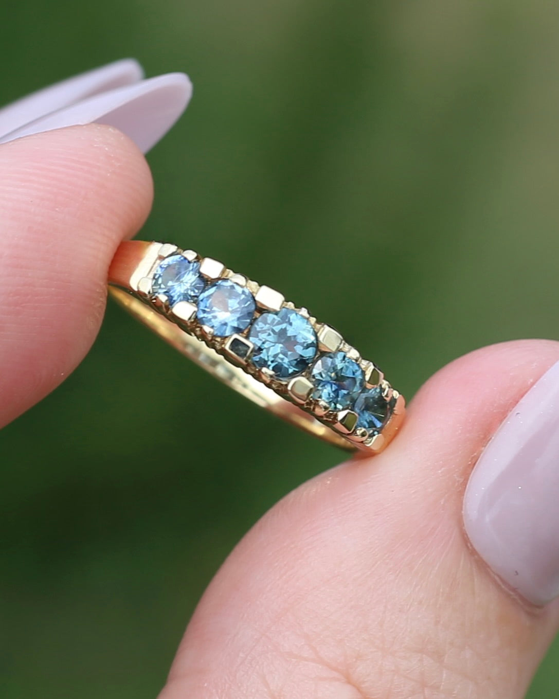 1.15ct Blue and Yellow Parti Sapphire Five Stone Ring in Angular Settings, 9ct Yellow Gold, size O or 7.25, 2.78g
