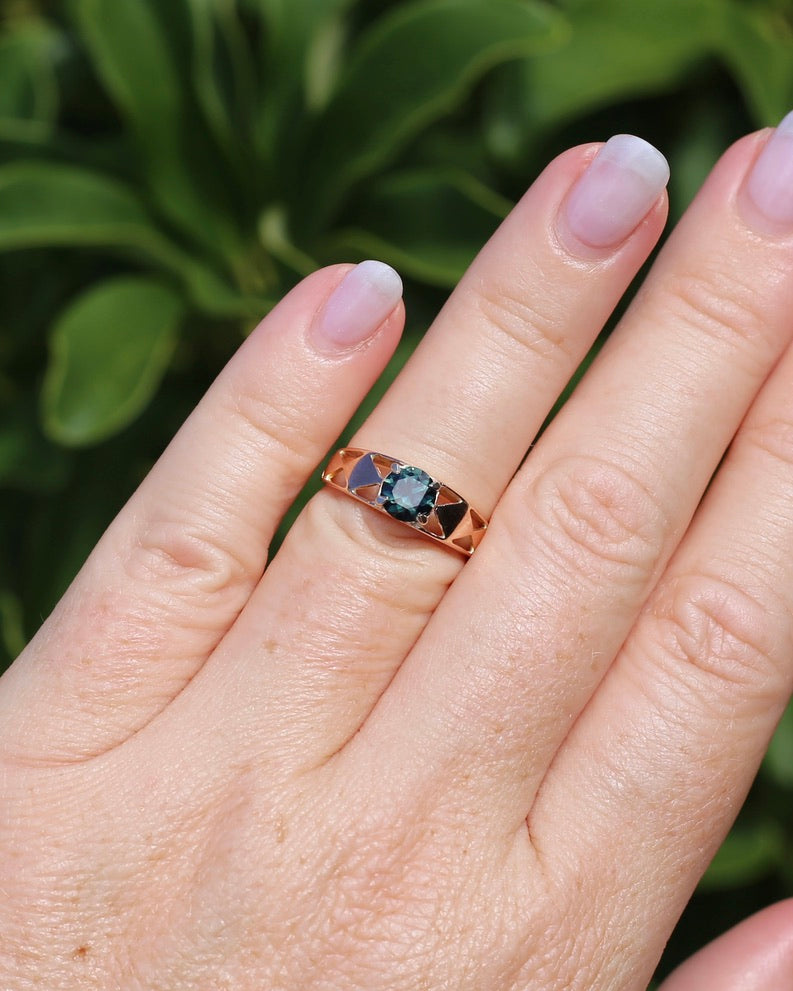 1ct Natural Teal Australian Sapphire in Hand Carved 14ct Rosey Gold Ring, size M or 6.25, 3.14g