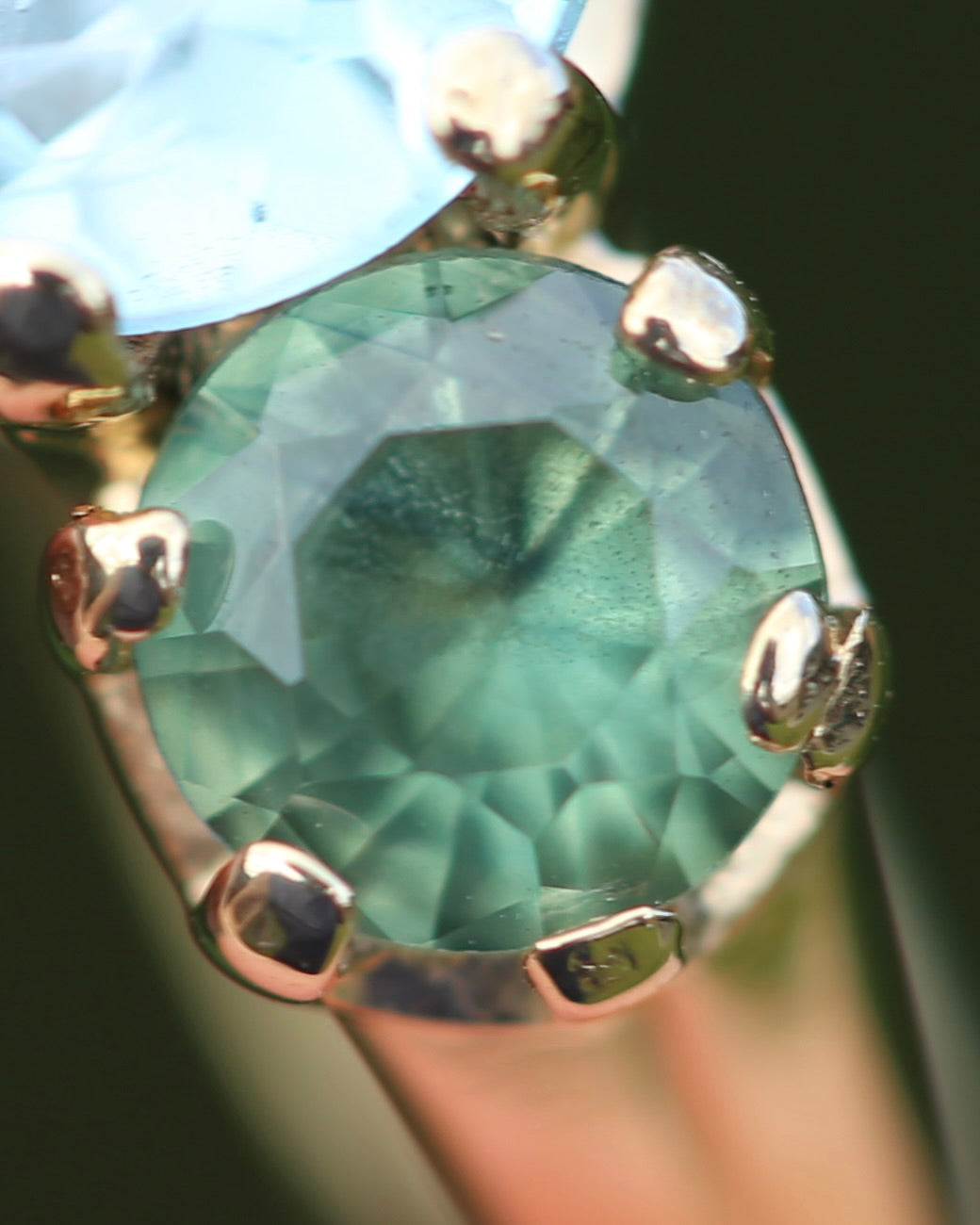 1.65ct Blue Zircon and 0.97ct Parti Sapphire Trilogy, 9ct Yellow Gold, size R1/2 or 8.75