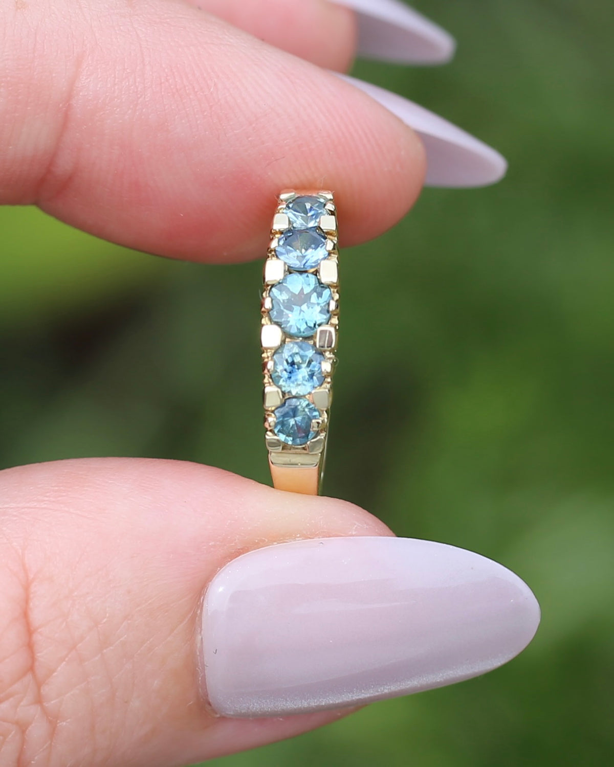 1.15ct Blue and Yellow Parti Sapphire Five Stone Ring in Angular Settings, 9ct Yellow Gold, size O or 7.25, 2.78g